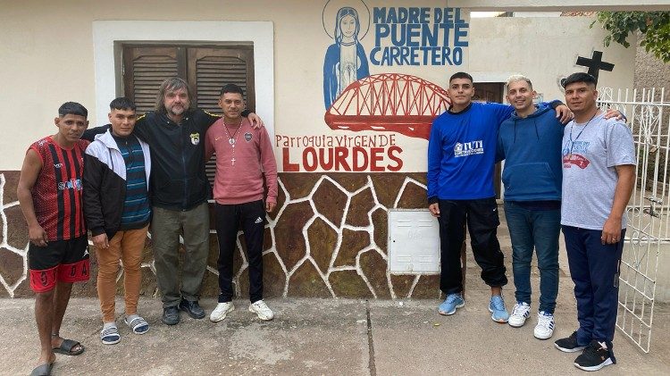 Pe. Pepe di Paola com jovens de um centro assistencial