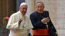 Papa Francisco e o cardeal Óscar Rodríguez Maradiaga_Sinodo 2015