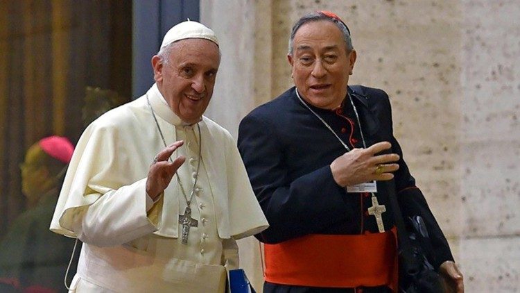 El Papa Francisco con el Cardenal Rodríguez en una pausa en el sínodo sobre la Familia.