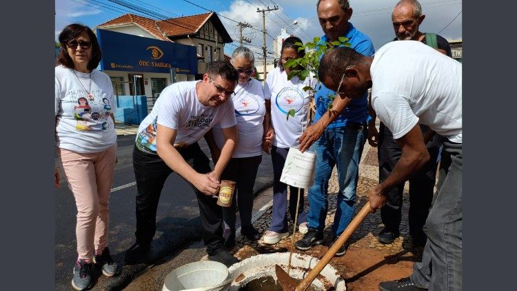 Francisco vive: lideranças plantam árvores em homenagem ao Papa
