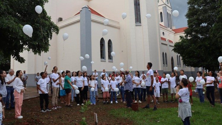 Francisco vive: lideranças plantam árvores em homenagem ao Papa