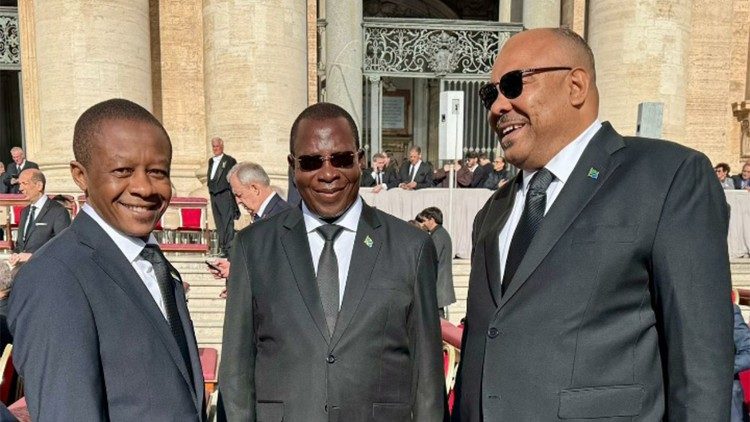 Makamu wa Rais, Waziri na Balozi wa Tanzania mjini Vatican wakati wa mazishi