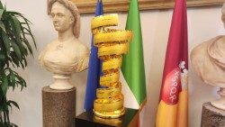 Il trofeo dei Giro d'Italia durante la presentazione in Campidoglio del percorso in Vaticano