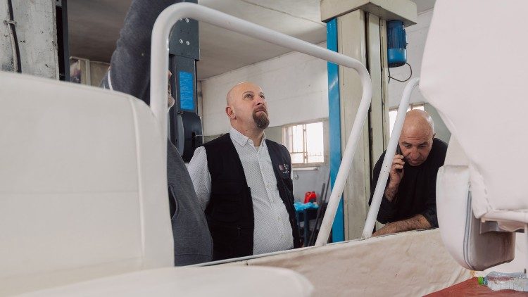 Trabalho de readaptação do papamóvel