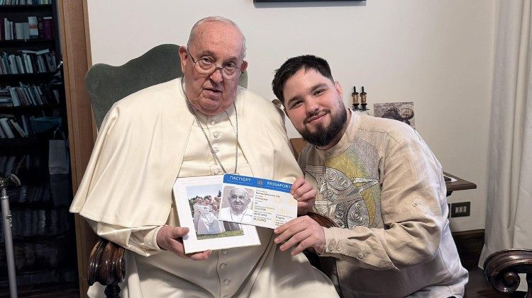 Denys entrega algunos regalos al Papa Francisco