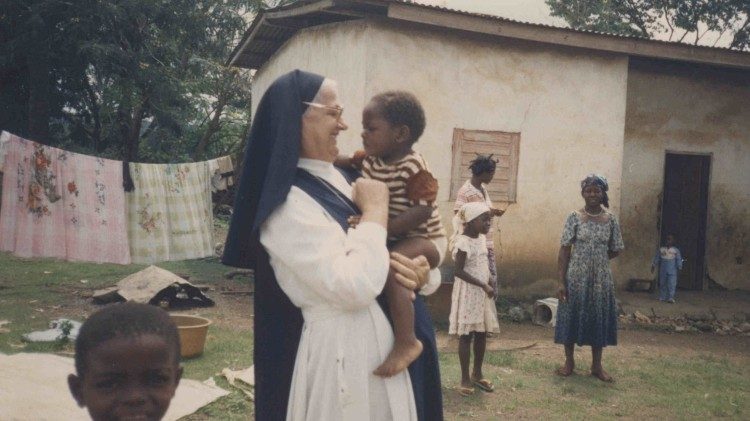 Madre Carla Borgheri durante una visita in Camerun nel 1988
