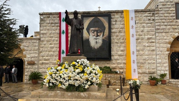 Pāvests apmeklē svētā Šarbela kapu