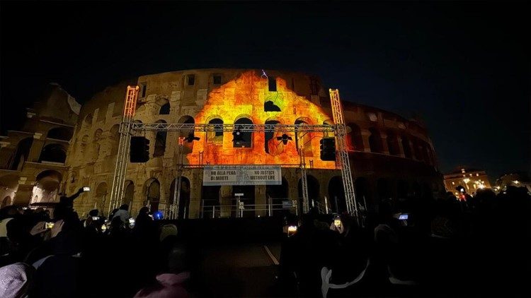 O Coliseu de Roma iluminado no dia 30 de novembro
