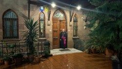 Erzbischof Martin Kmetec, erschöpft und glücklich an der Schwelle seiner Unterkunft in der Kirche St. Antonius in Istanbul, als er unsere Korrespondenten verabschiedet (Foto Christine Seuss)