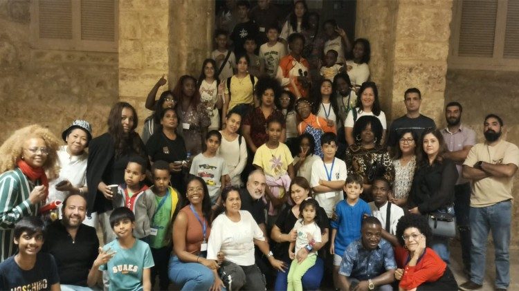 Don Carlo Giorgi mit einigen der Migranten, die in der Pfarrei St. Joseph Amonot in Beirut aufgenommen wurden.