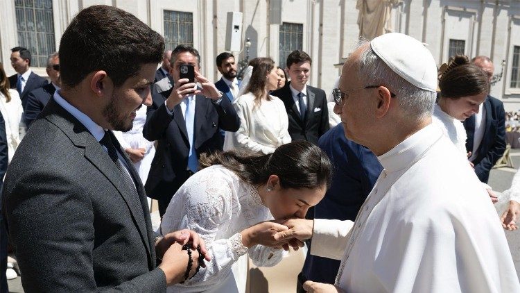 Bruna Silva beija o anel de pescador do Papa Leão XIV 