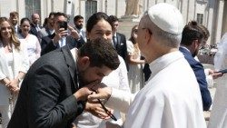 Папата поздравява млада семейна двойка 