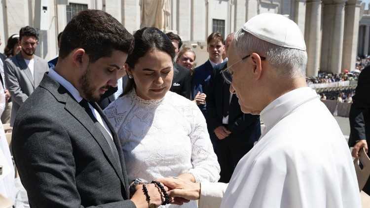 Podczas audiencji generalnych Papież błogosławi parom małżeńskim