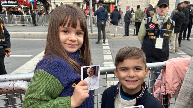 Sofia und Luca, zwei kleine orthodoxe Christen aus Rumänien (Bukarest) warteten mit ihren Eltern darauf, einen Blick auf Papst Leo zu erhaschen