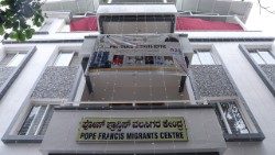 La facciata del Pope Francis Migrant’s Centre & Short Stay Home