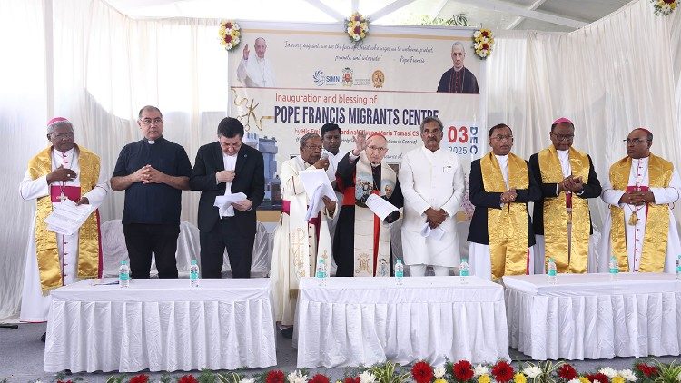 Momento da bênção para a nova estrutura que acolhe migrantes