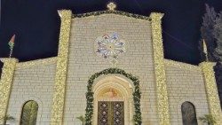 La chiesa latina del Cristo Redentore di Taybeh con gli addobbi natalizi
