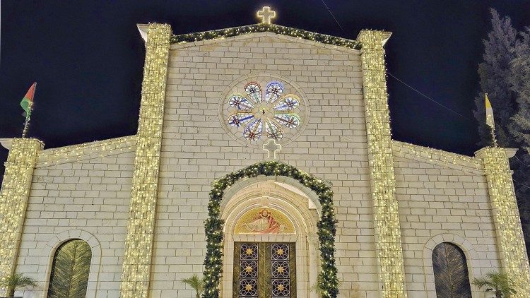 A Igreja latina de Cristo Redentor em Taybeh com decorações de Natal.