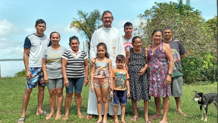 Padre Modino com ribeirinhos - Amazônia
