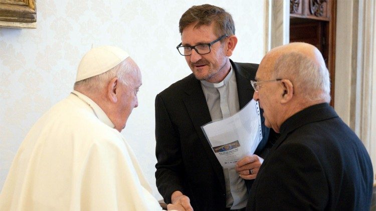 Padre Modino em um encontro com o Papa Francisco - cardeal Barreto