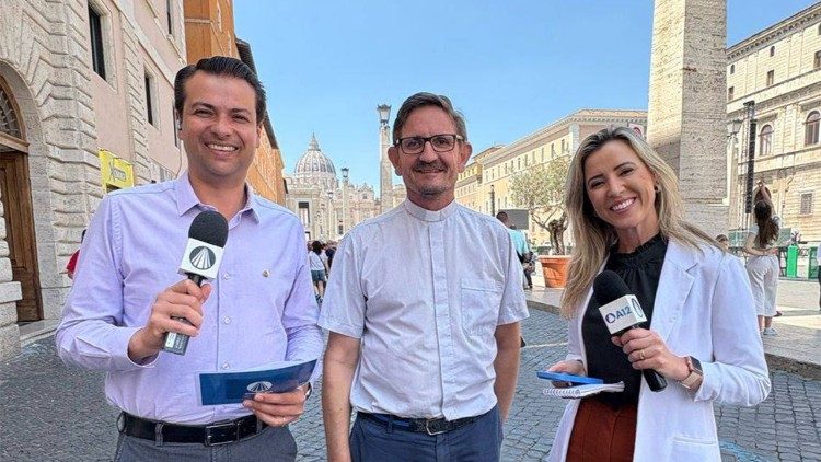 Padre Modino dutante o Sínodo - com a TV Aparecida