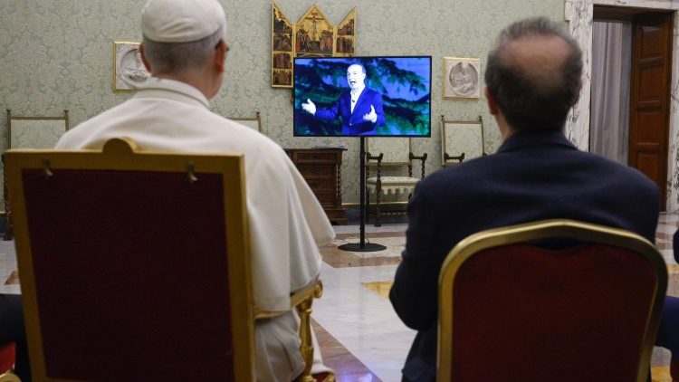 Leão XIV e Benigni assistem aos trechos de "Pedro, um homem no vento"