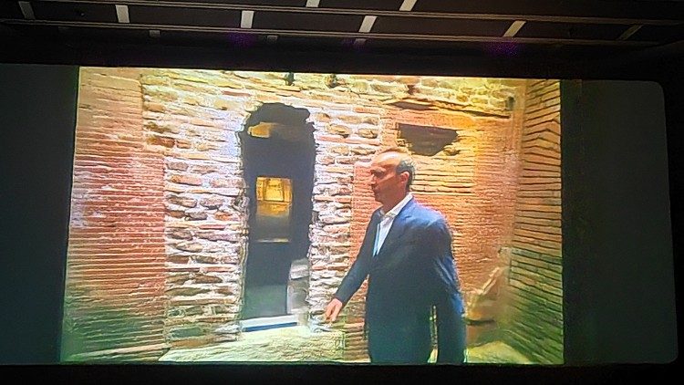 Roberto Benigni a vatikáni nekropoliszban