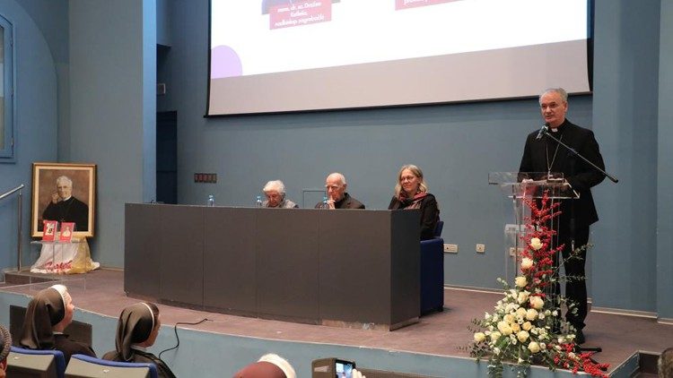 Nadbiskup Dražen Kutleša govori na predstavljanju knjiga o nadbiskupu Stadleru (foto: TUZGN)