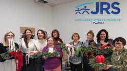 Korisnice JRS-a sudjelovale u radionici izrade adventskih vijenaca u župi Duha Svetoga na Jarunu