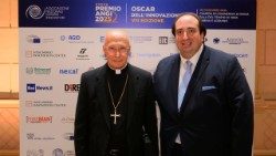 Il cardinale Bagnasco riceve il Premio Angi 2025