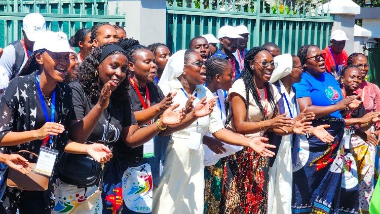 Mo&ccedil;ambicanos felizes com a visita do Cardeal Pietro Parolin, enviado do Papa Le&atilde;o XIV