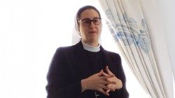 Irmã Nina Krapic, do Dicastério para a Comunicação, ao intervir no encontro em Nairobi 