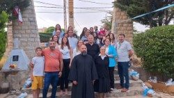 Padre Toni Elias con alcuni abitanti di Rmeich, estremo sud del Libano al confine con Israele