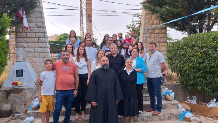 Padre Toni Elias con alcuni abitanti di Rmeich, estremo sud del Libano al confine con Israele