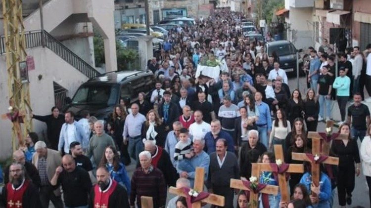 Una processione di fedeli per le strade di Rmeich