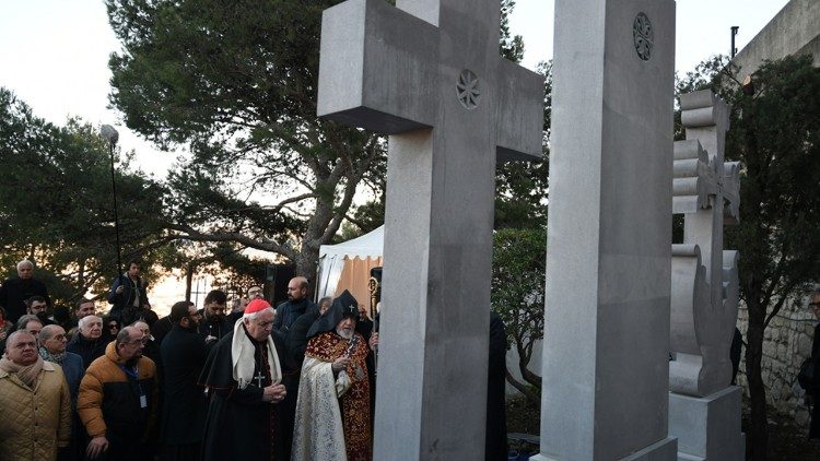 2025.12.06   Coppia di khachkar armeni e latini consacrati a Marsiglia