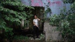 Entre o abandono e o isolamento, moradores resistem em bairros que se tornaram áreas fantasmas. (©Pablo Albarenga)