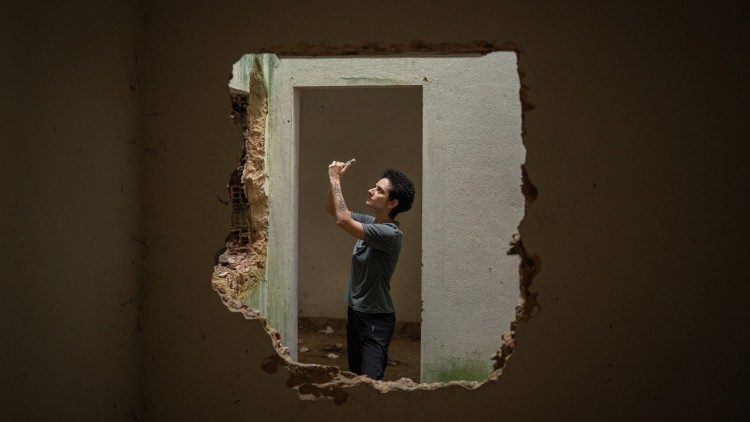 Ma&iacute;ra em uma das casas esvaziada por causa das rachaduras. 