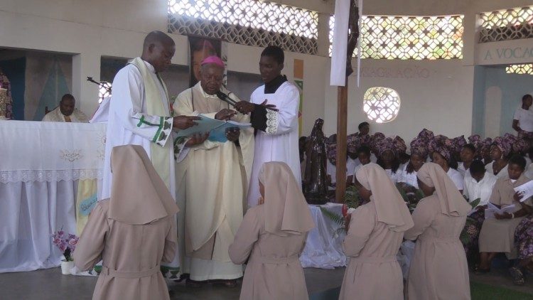 Profiss&atilde;o Perp&eacute;tua das irm&atilde;s Olga Jamal Agostinho, Estef&acirc;nia Jorge, Valdete Armindo e Belita Rafael Gabriel Ussene, da Congrega&ccedil;&atilde;o de Nossa Senhora da Paz e da Miseric&oacute;rdia