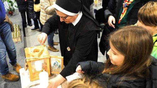 D: Friedenslicht in K&ouml;ln an Milit&auml;rseelsorge &uuml;bergeben