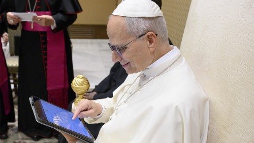 2025.12.09 L'Annuario Pontificio digitale viene presentato a Papa Leone XIV (Vatican Media)