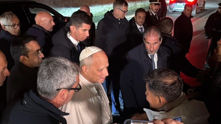 Papa Leone XIV saluta alcuni bambini fuori da Villa Barberini