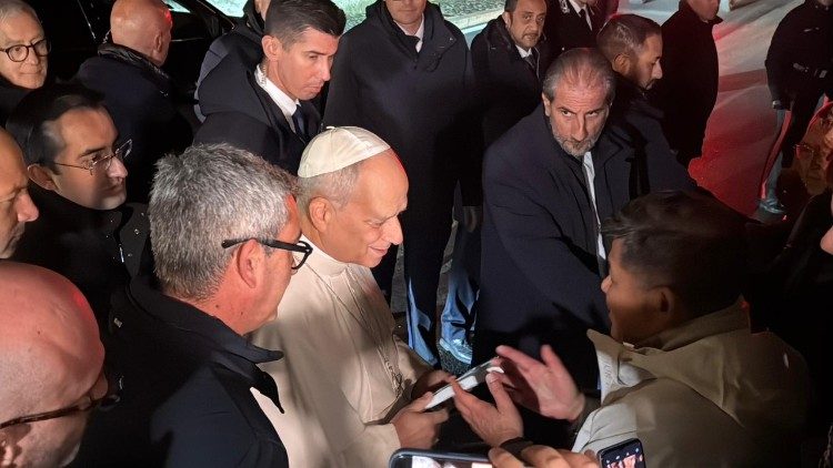 Am Ende des Gespr&auml;chs mit den Journalisten wurde Papst Leo von Chiaretto Yan angesprochen, dem Autor des Buches „Mein chinesischer Traum“. Der Papst schien ein gewisses Interesse zu zeigen und antwortete ihm, nachdem er das Buch genommen hatte, mit den Worten: „I have been to China“ (Ich war schon einmal in China).