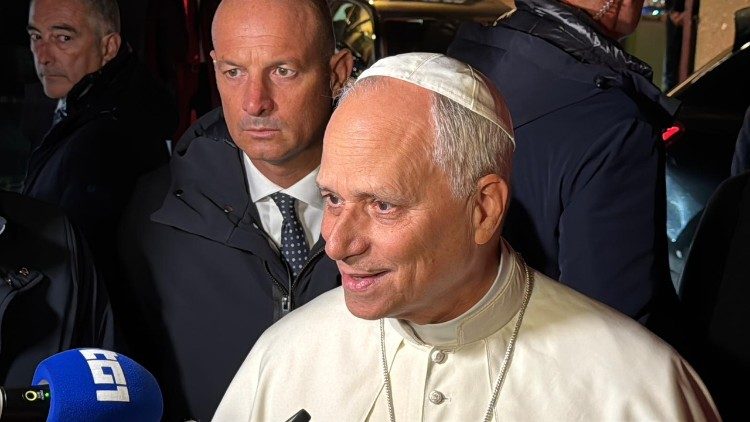 Papież Leon XIV podczas rozmowy z dziennikarzami w Castel Gandolfo