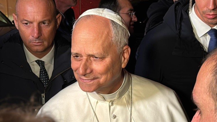 Papež Lev XIV. odpovídá na otázky novinářů před odjezdem z rezidence v Castel Gandolfu, úterý 9. prosince 2025