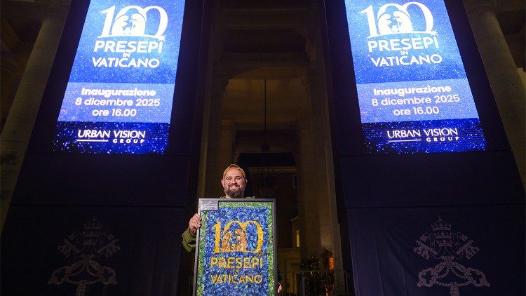 Marcos Martins produziu quadro com a logomarca da exposi&ccedil;&atilde;o feita em material de pl&aacute;stico triturado. Foto: Solange Souza 