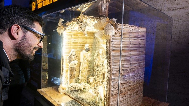 Pres&eacute;pio feito por artes&atilde; brasileira &eacute; exposto no Vaticano. Foto: Solange Souza 