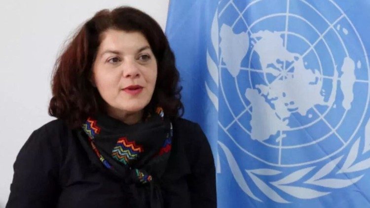 Tamara Alrifai, responsabile delle relazioni estrne e della comunicazione di Unrwa, durante un'intervista a Reuters (Reuters/Jehad Shelbak) 