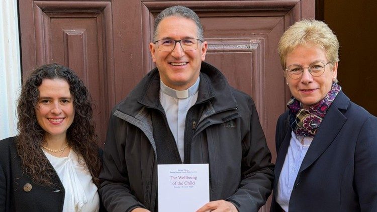 Bei der &Uuml;bergabe des Buches an diesem MIttwoch