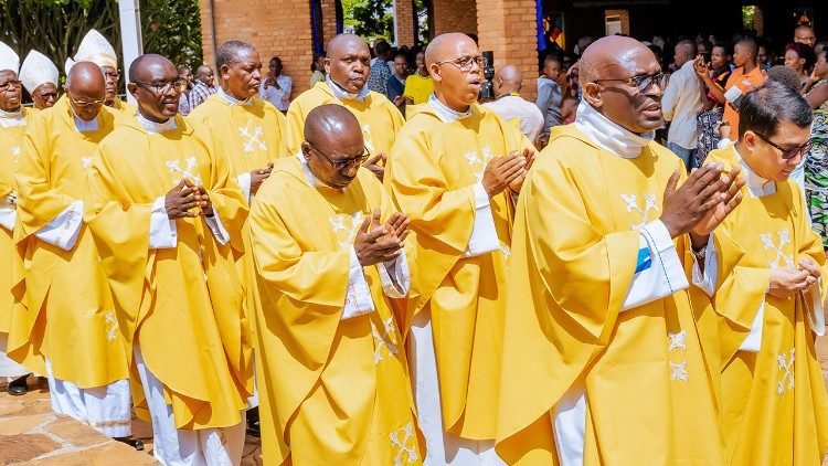 Procession d'entr&eacute;e lors de la c&eacute;l&eacute;bration 